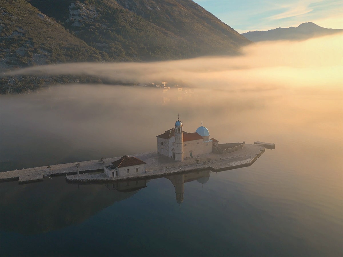 Drohnen-Video-Drohnenfoto-Lady-oft-the-rocks-Montenegro